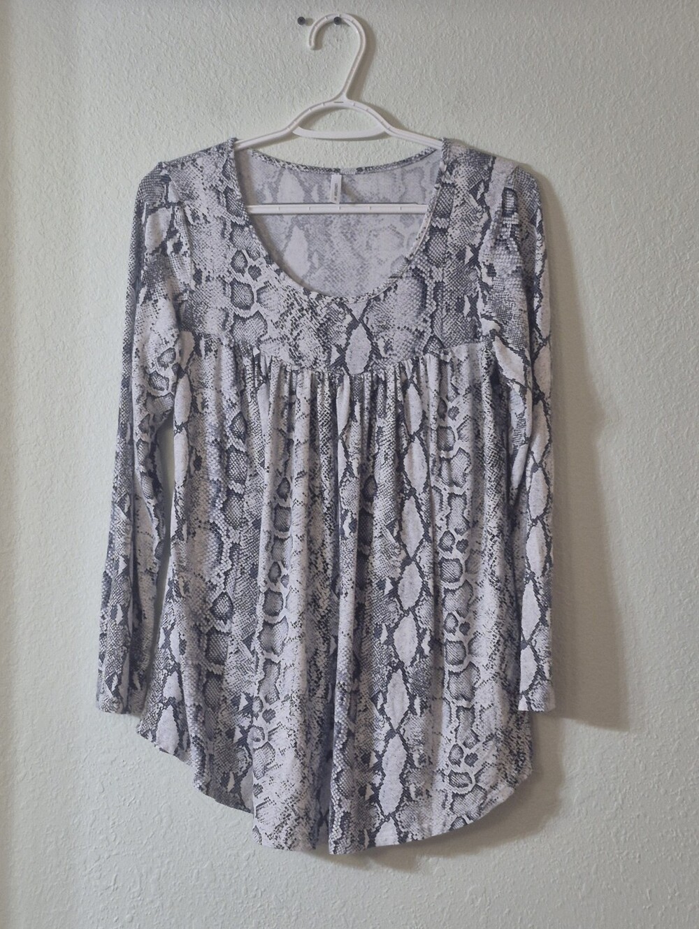 Snake-Print Long Sleeve Scoop Neck Tunic in Gray and White